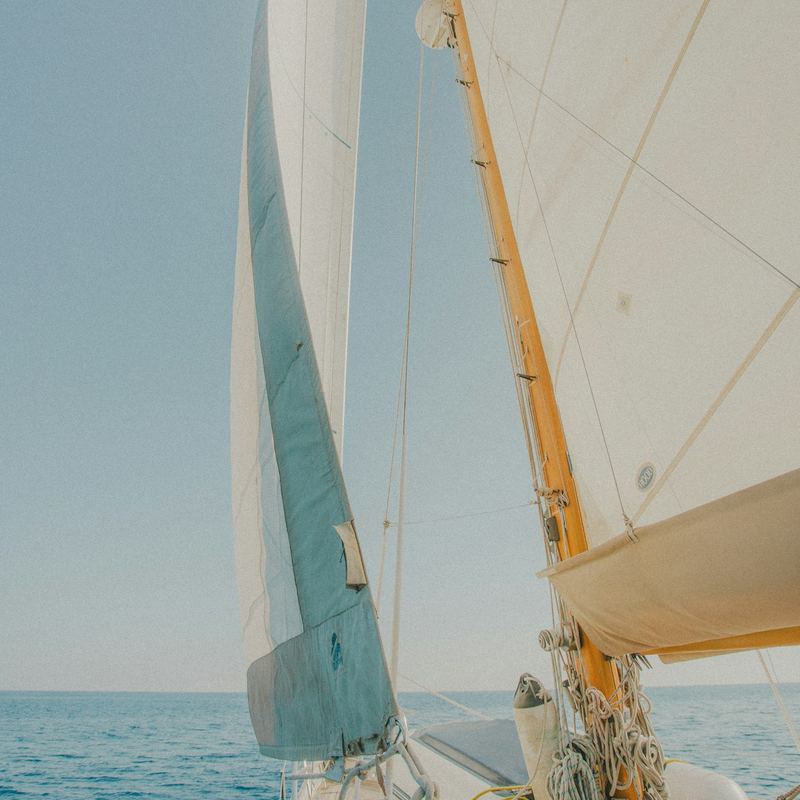 Les voiles et le gréement d'un voilier face à la mer