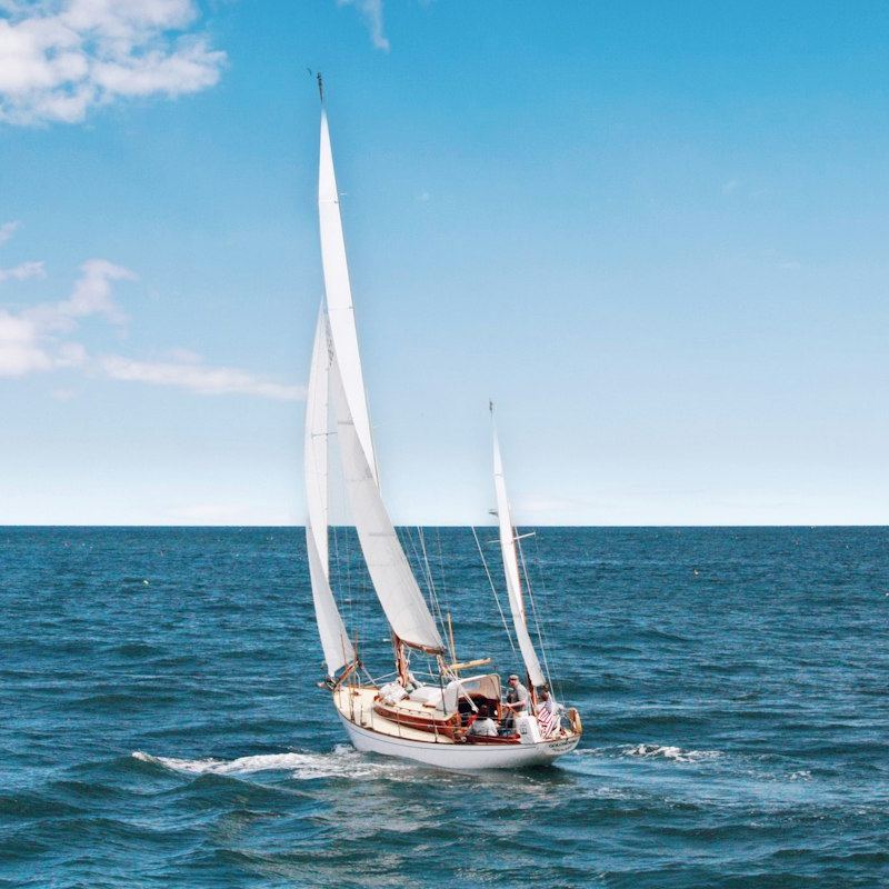 Un voilier toutes voiles dehors au large