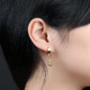 Boucles d'oreilles Ancre en acier inoxydable or portees par une femme