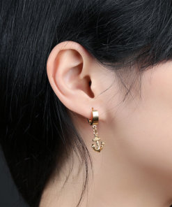 Boucles d'oreilles Ancre en acier inoxydable or portees par une femme