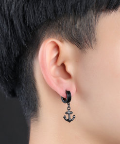 boucles oreilles ancre acier inoxydable noir portee par une femme