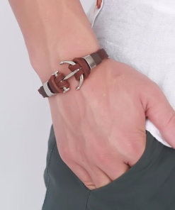 bracelet ancre en cuir marron porte par un homme main gauche dans la poche