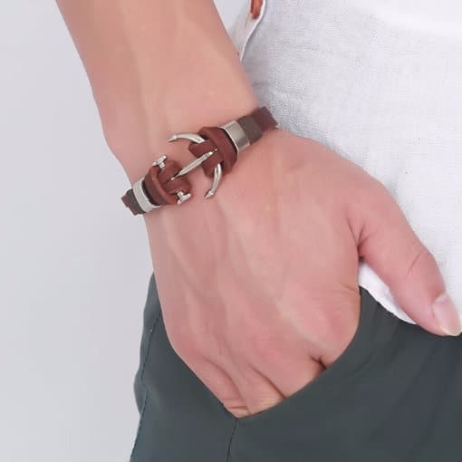 bracelet ancre en cuir marron porte par un homme main gauche dans la poche