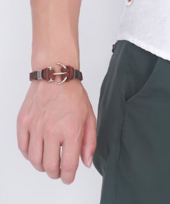 bracelet ancre en cuir marron porte par un homme main gauche