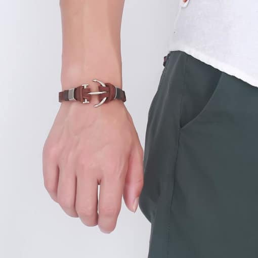 bracelet ancre en cuir marron porte par un homme main gauche