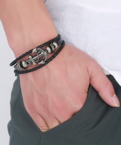 bracelet ancre cuir tresse sur poignet