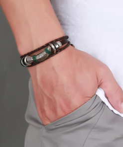bracelet poisson cordre tressee porte par un homme main gauche dans la poche