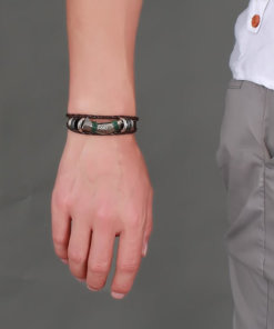 bracelet poisson cordre tressee porte par un homme main gauche