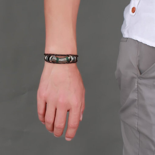 bracelet poisson cordre tressee porte par un homme main gauche