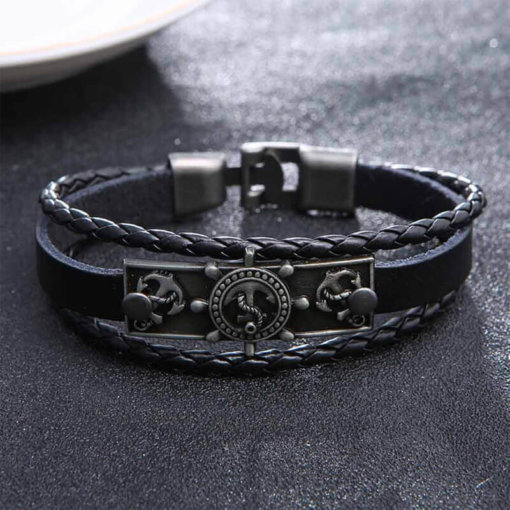 bracelet charme ancre gouvernail en cuir noir vue de face