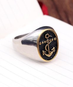 bague vintage Ancre Retro et classique sur un notebook