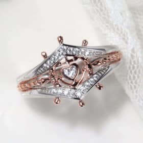 Bague en strass et cristal Ancre et Gouvernail vue de haut sur cristal en coeur