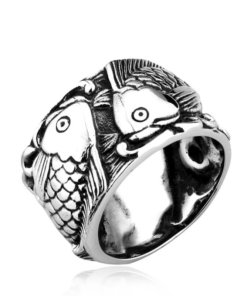 Bague titane retro poisson en relief sur fond blanc