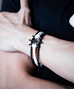 Bracelet de marin motif gouvernail en cuir multicouche sur le poignet