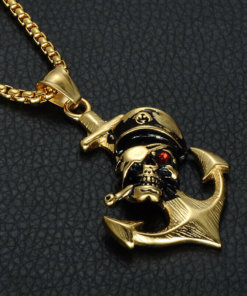 Collier avec pendentif Ancre de Pirate focus sur pirate