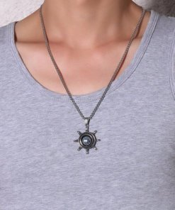 Collier avec pendentif gouvernail et boussole porte par un homme