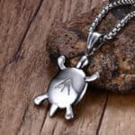 Collier et pendentif tortue de mer Vintage vue de dos