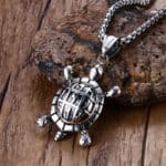 collier pendentif tortue de mer vintage etalee sur une pierre