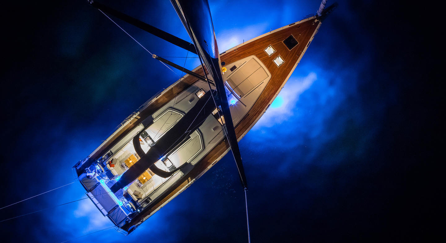 exterieur-haut-nuit-oceanis-yacht-62-beneteau-mesailor