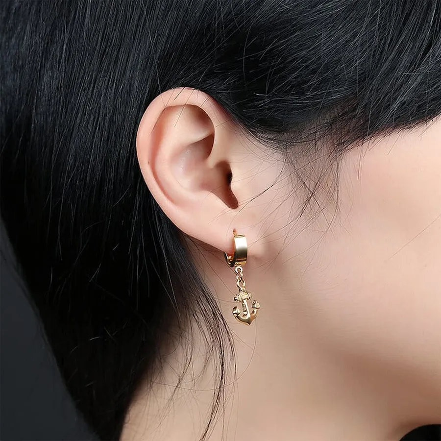 Boucles d’oreilles ancre pendante, portée à l’oreille, finition or