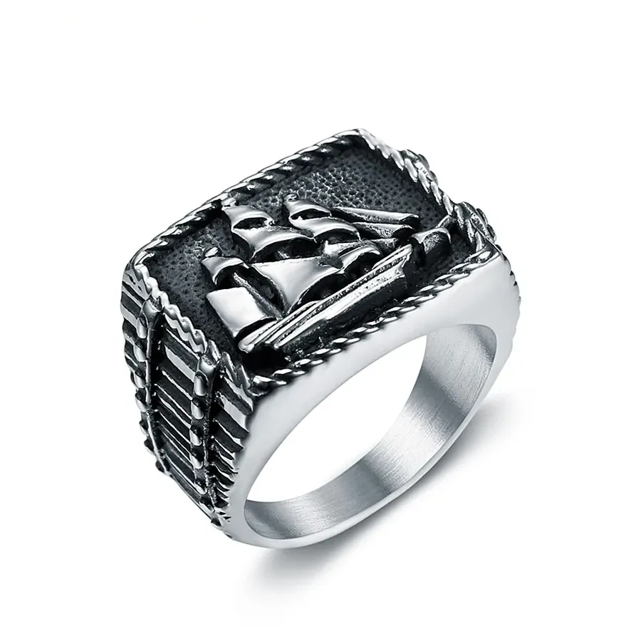 Bague navire à voiles en acier inoxydable, vue de face, navire à voiles en relief sur un plateau carré